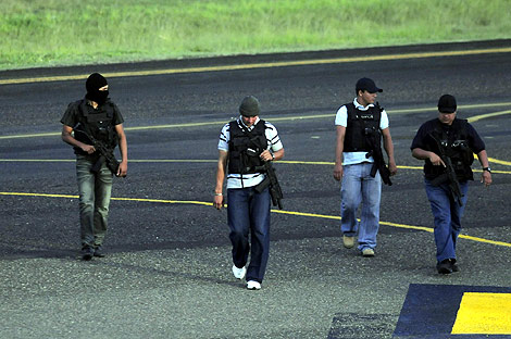 Miembros de las Fuerzas Armadas vigilan la pista donde iba a aterrizar Zelaya. | Efe
