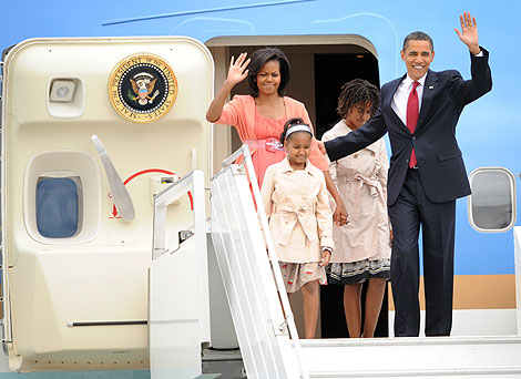 Obama, acompañado de su esposa y sus hijas Sasha y Malia, aterrizó en el aeropuerto moscovita de Vnukovo. | AFP
