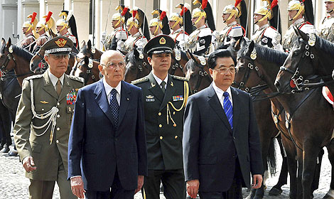 El presidente de la Repubblica, Giorgio Napolitano, junto con el presidente Chino, Hu Jintao. | Afp