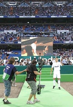 Una cmara sigue a Cristiano Ronaldo durante su presentacin. (Foto: SERGIO GONZLEZ)