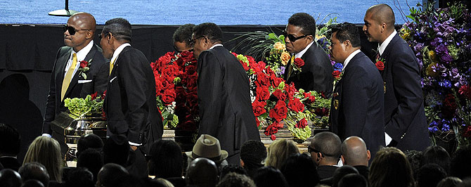 Familiares y amigos portan el fretro con los restos de Michael Jackson. | AP
