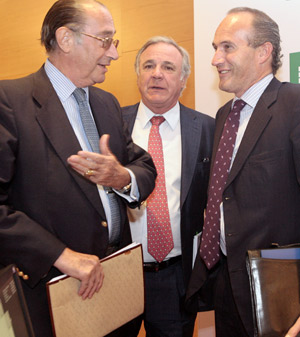 Juan Lazcano (en el centro), presidente de la patronal de los constructores. | EFE