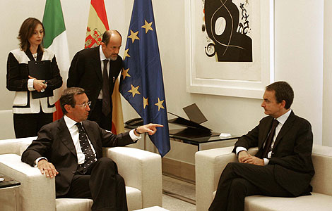 Fini, ministro de Asuntos Exteriores italiano, junto con Zapatero.