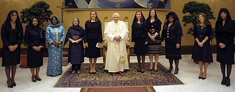 Benedicto XVI, junto a las primeras damas. | Reuters