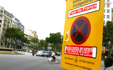 Seales que indican la restricciones viarias en Barcelona. | D. Umbert