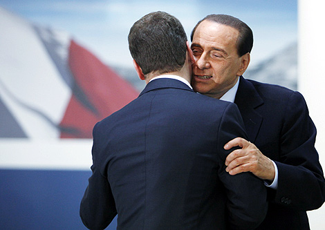 Berlusconi saluda al presidente ruso a su llegada a L'Aquila. | AP