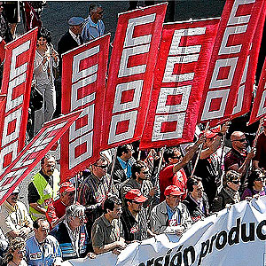 Miembros de Comisiones Obreras en la manifestacin del 1 de mayo | EFE