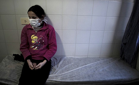 Una nia con sntomas de gripe A en un hospital de Buenos Aires. | AP