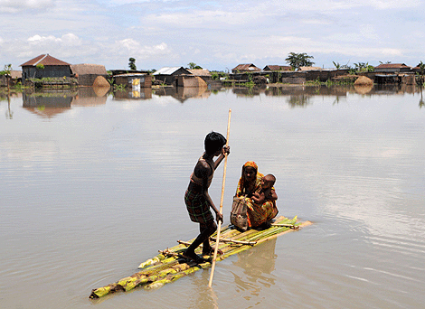Zona inundada en el estado Indio de Assam. | Efe