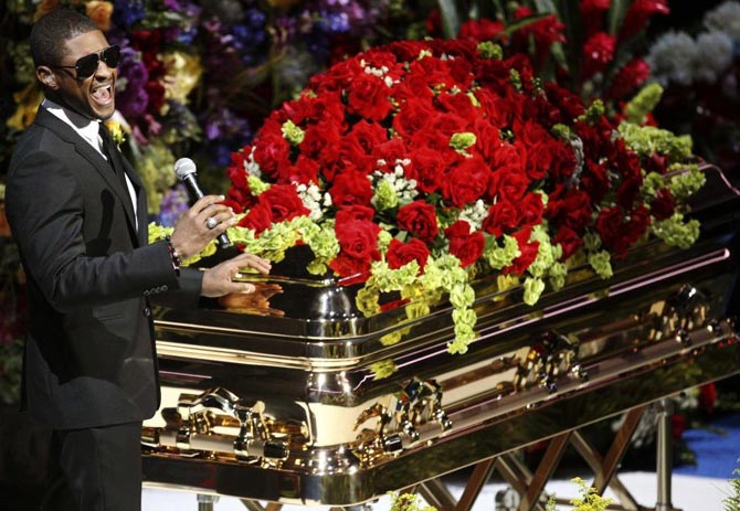 El msico Usher junto al fretro de Michael Jackson.| REUTERS