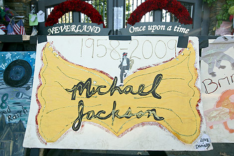 Carteles de homenaje a Jackson en la puerta de Neverland. | AFP