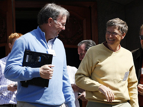 Eric Schmidt, presidente de Google, y Bill Gates, fundador de Microsoft, charlan en Sun Valey (EEUU). | Reuters