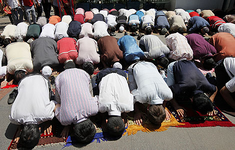 Los uigures musulmanes fueron a rezar a las mezquitas de Urumqi este viernes. | AP