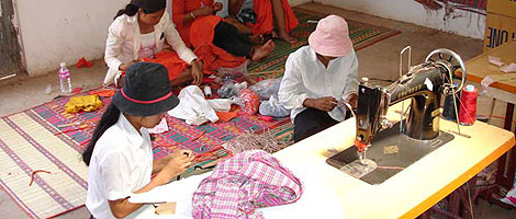 Un grupo de mujeres trabaja en un taller de confeccin de Afesip. | Afesip