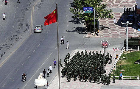 Una columna del Ejrcito, en una de las calles de Kashgar. | AFP