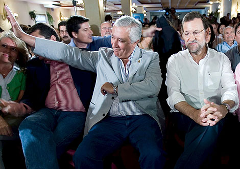 Mariano Rajoy, con Javier Arenas, en Estepona (Mlaga). | Efe