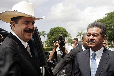 El presidente de la Repblica Dominicana, Leonel Fernandez, recibe a Manuel Zelaya (i) en Santo Domingo. | AFP