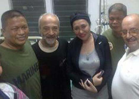 Eugenio Vagni, segundo por la izquierda, posa con Marines filipinos y autoridades locales tras ser liberado. | Reuters