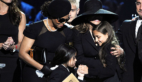 Latoya, junto a los hijos de Michael Jackson, en el funeral. | EFE