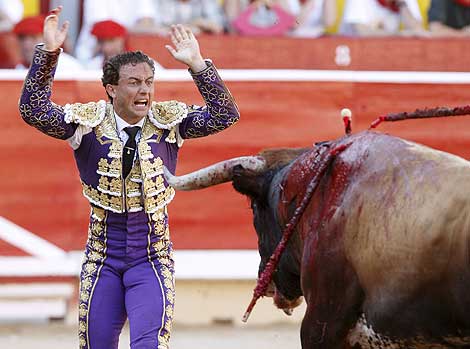 'Rafaelillo', tras entrar a matar a su primer toro, 'Dondequiera'. | Efe