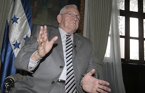 Roberto Micheletti, durante la entrevista concedida a la Agencia Reuters.