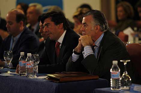 Luis Brcenas, durante una reunin del PP en Sevilla. | Jess Morn