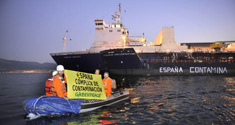 Activistas de Greenpeace denuncian la contaminacin de barcos espaoles.