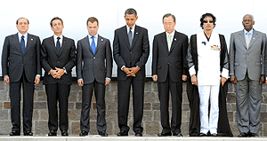 Fotografa de algunos de los asistentes a la cumbre del G8 en L'Aquila, Italia, realizada el ltimo da de la cumbre. | Efe