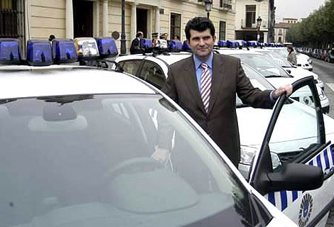 El alcalde de Alcal de Henares en la presentacin de los nuevos coches de la polica.