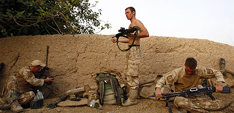 Soldados britnicos ajustan sus rifles en la provincia afgana de Helmand. | Reuters