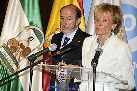 La vicepresidenta del Gobierno junto al ministro del Interior, en San Fernando. | Cata Zambrano