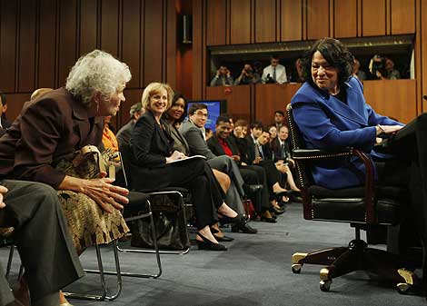 Sonia Sotomayor habla con su madre Celina. | AP
