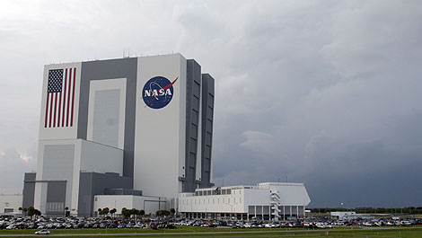 El Centro Kennedy de la NASA, en Cabo Caaveral, cubierto de nubes. | AP