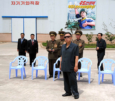 Fotografa de Kim Jong-il durante su visita a una fbrica. | Reuters