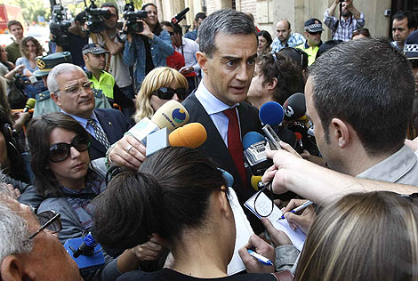 Ricardo Costa atiende a los medios tras salir del TSJ. | B. Pajares