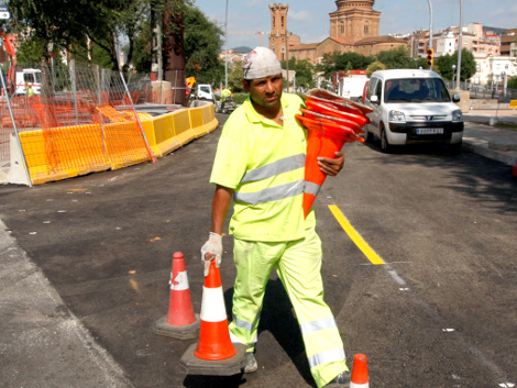 Un operario trabaja en las obras del AVE en Sant Andreu. | Antonio Moreno
