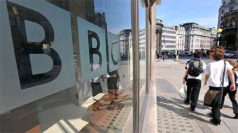 Varias personas caminan junto a la sede de la BBC en Londres. (Foto: Efe)