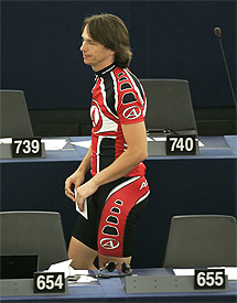 Edvard Kozusnik, que lleg vestido de ciclista. | Ap
