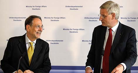 Javier Solana y Carl Bildt en una conferencia de prensa en Estocolmo. | AFP