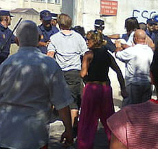Vecinos de El Molinar se enfrentan a la policía.
