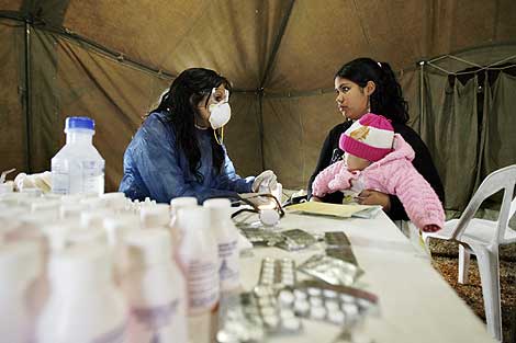 La Armada argentina ha montado tiendas de campaa para atender a pacientes con gripe A. | Efe