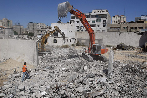 Una grúa de la ONU participa en las tareas de desescombro de la Franja de Gaza. | AP