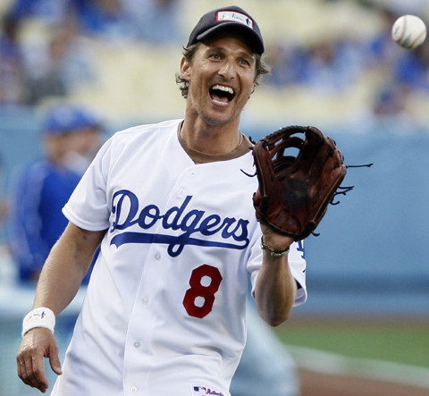 Matthew McConaughey en un partido de bisbol. | Foto: Reuters