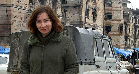 Natalia Estemirova, en Grozni en septiembre de 2004. | AFP