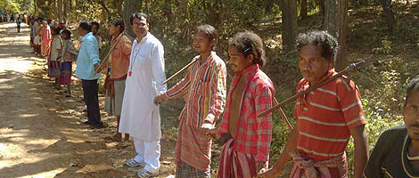 Una cadena humana formada por indgenas y activistas dongria kondh contra la mina. | Survival