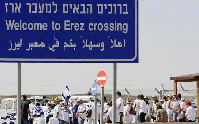 Israeles junto al paso de Erez.| AFP