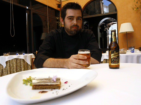 Montana sirve en las III Jornadas de la Cerveza sus sardinas al sarmiento con garum maridadas con San Miguel 1516. | C. Daz