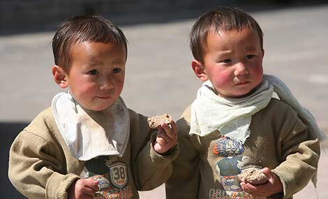 Una pareja de hermanos gemelos butaneses. | Reuters