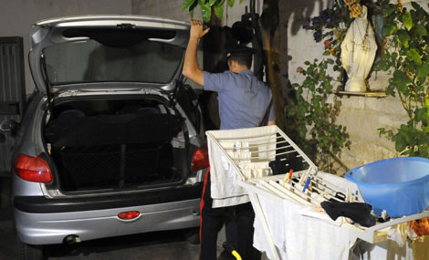 Un polica inspecciona el coche de un jefe mafioso, el pasado mircoles. | AFP