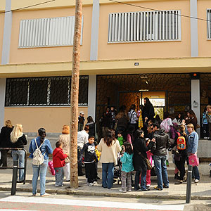 Alumnos entran en un colegio de Palma. | Alberto Vera